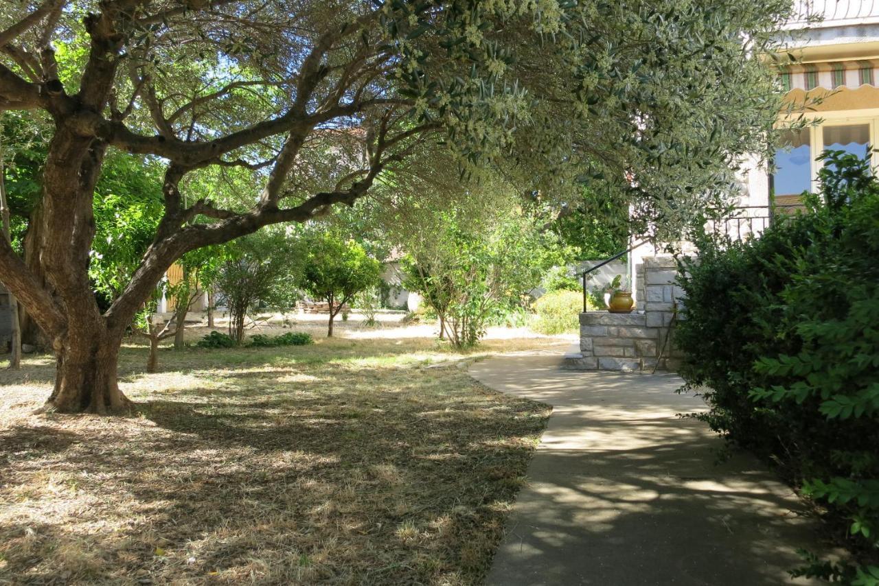 Maison Lumineuse Et Spacieuse Avec Jardin Arbore La Valette-du-Var Exteriör bild